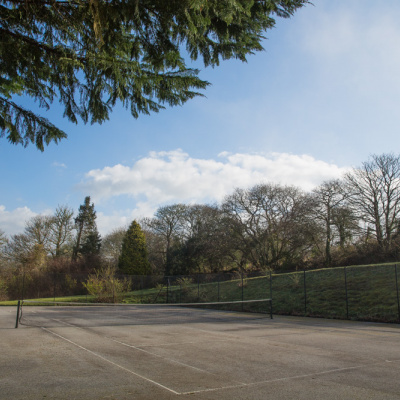Private tennis courts, leisure facilities