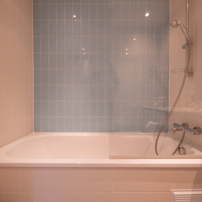 Bath tub in main bathroom