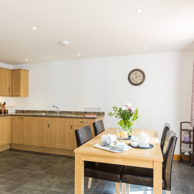 Fully Fitted Modern Kitchen 