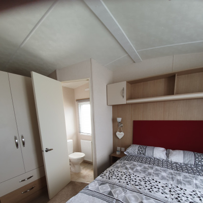 Main bedroom showing en-suite