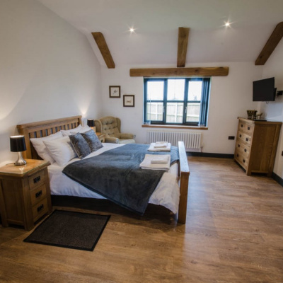 King Sized bedroom - over looks large private garden
