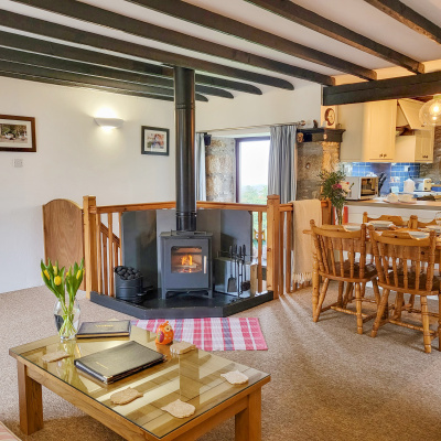 Cosy evenings by the stove - a truly traditional Cornish cottage ♥