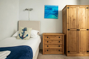 C:\fakepath\property 2253 dog friendly apartment in the heart of newquay 660 twin bedroom